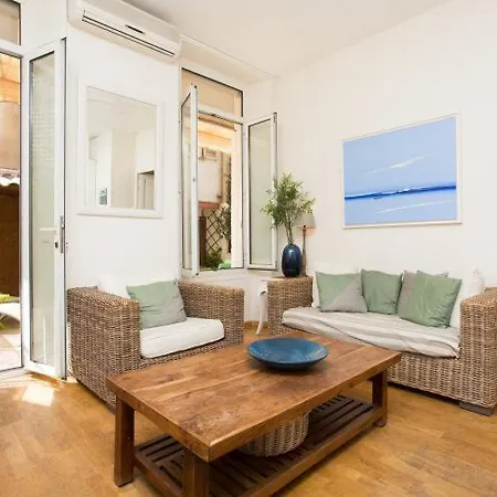 Sleeps 4 Air Con Wifi 아파트