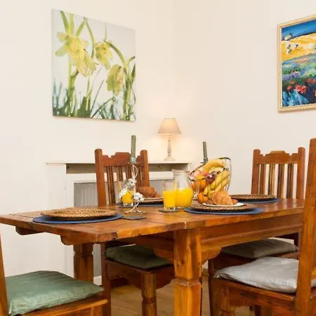 Sleeps 4 Air Con Wifi 아파트