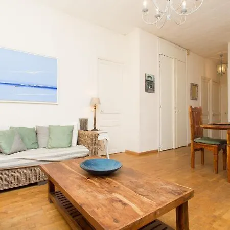 Sleeps 4 Air Con Wifi 아파트