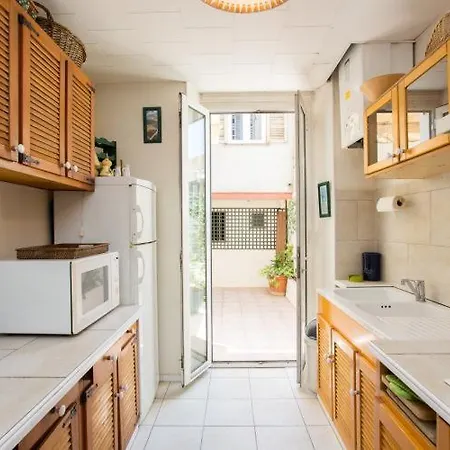 Sleeps 4 Air Con Wifi 칸느
