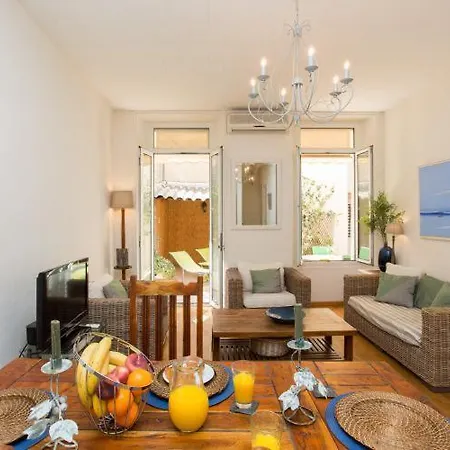 Sleeps 4 Air Con Wifi Канны