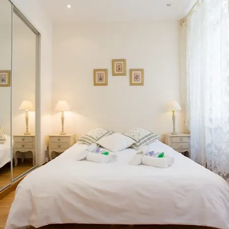 Sleeps 4 Air Con Wifi