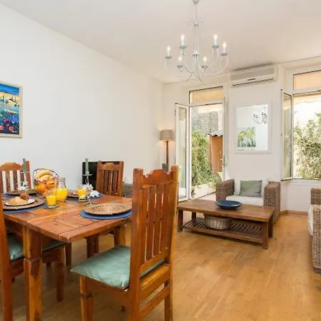 Sleeps 4 Air Con Wifi Apartment *