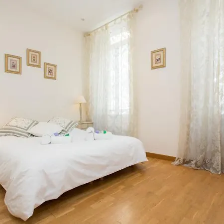 Sleeps 4 Air Con Wifi